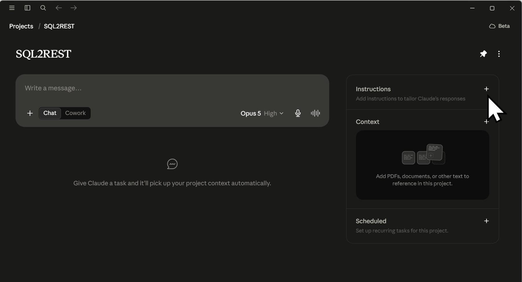 Claude Desktop Projekt mit der Seitenleiste rechts: Instructions, Context und Scheduled, jeweils mit Plus-Symbol